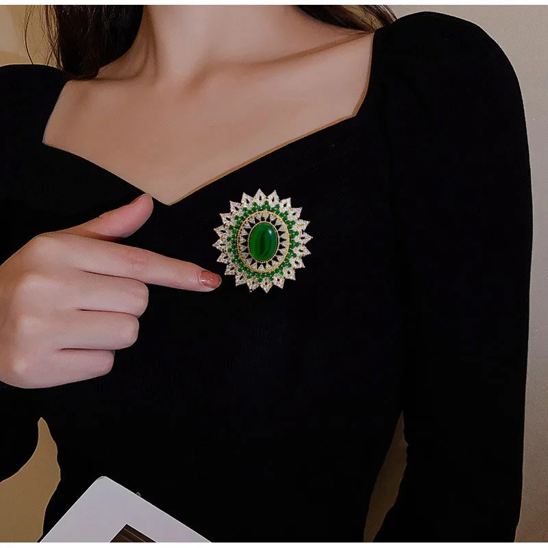 Luxury Zircon Brooch Palace Emerald High-end Atmosphere Female Brooch Geometric Zircon Oval Broochpins for Woman Coat Accessori