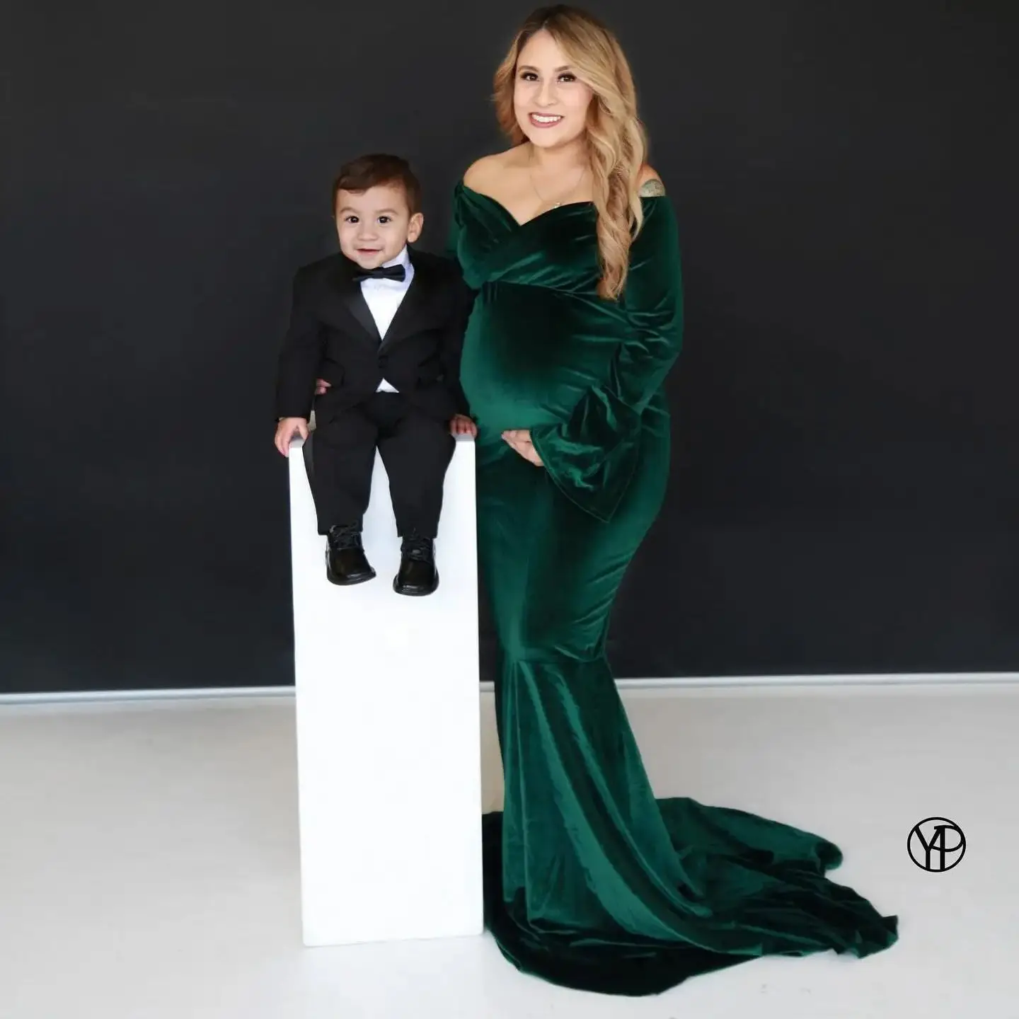 Charming Green Maternity Robes for Christmas Photography Velvet Long Sleeves Pregnant Women Dresses Sexy Baby Shower Party Gowns