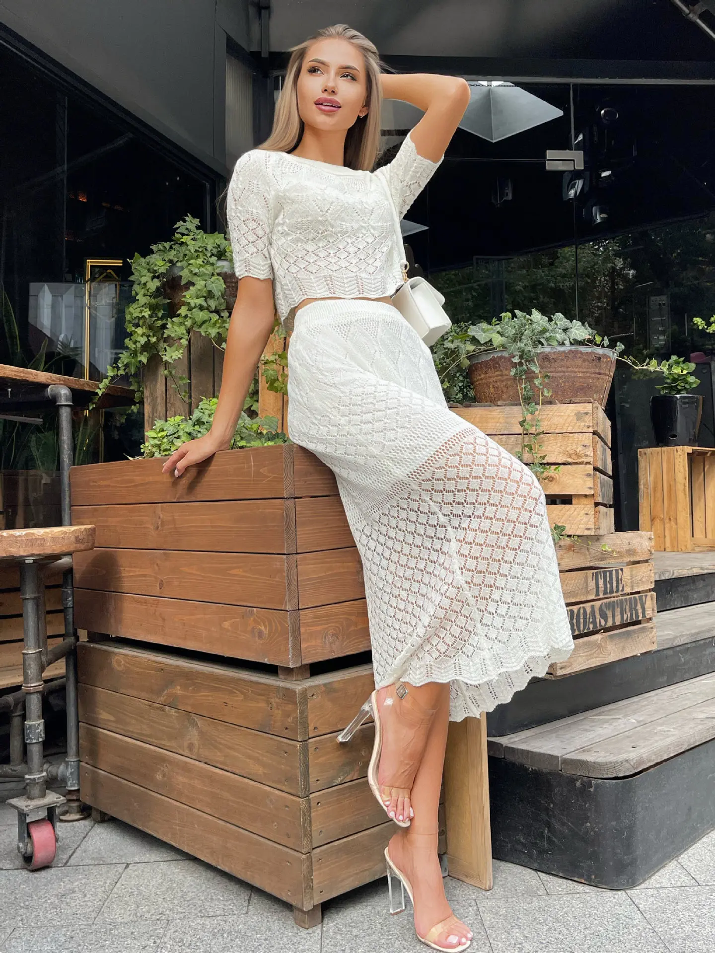 Conjunto de camiseta y falda de punto blanco de manga corta con aberturas transparentes de cintura alta, sexy, ajustado, cruzado en la cadera, conjuntos de dos piezas para mujer