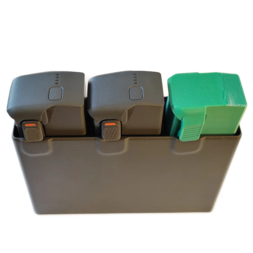 Couvercle de protection anti-poussière pour batterie DJI Avata 2 en orange, montrant les ouvertures de ventilation