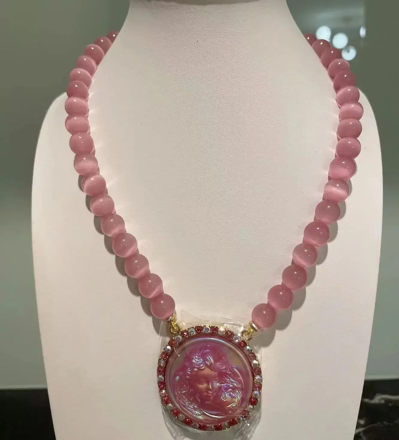 

Vintage Light luxury high-quality Cat's Eye Glass Sleeping Beauty Necklace