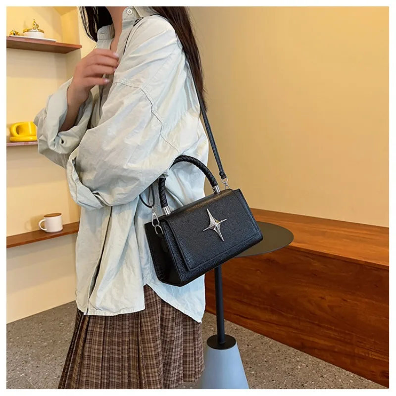 

Pebbled Niche Design Female Crossbody Bag Star Fashion Luxury Brand Shoulder Bag Women's New Woven Handbag Simple Crossbody Bag