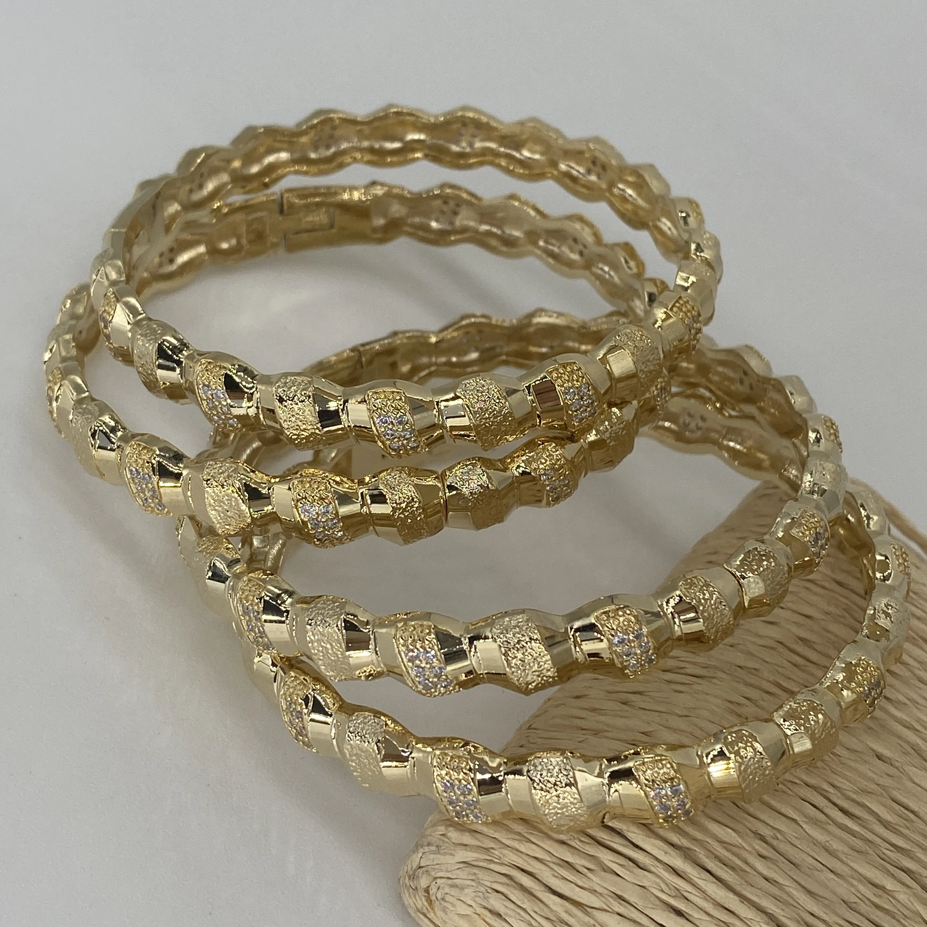 Details more than 74 gold bracelet in saudi arabia in.duhocakina