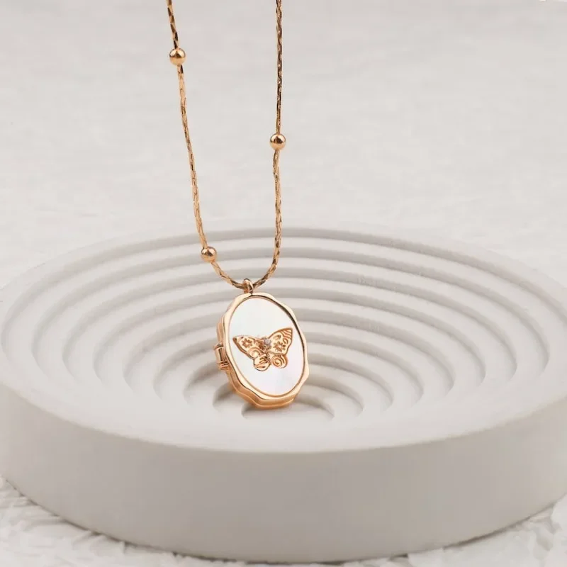 Custom Butterfly Shell Photo Locket Necklace for Women Vintage Frame Album Lockets Memorial Jewelry Mother's Day Gift Jewelry