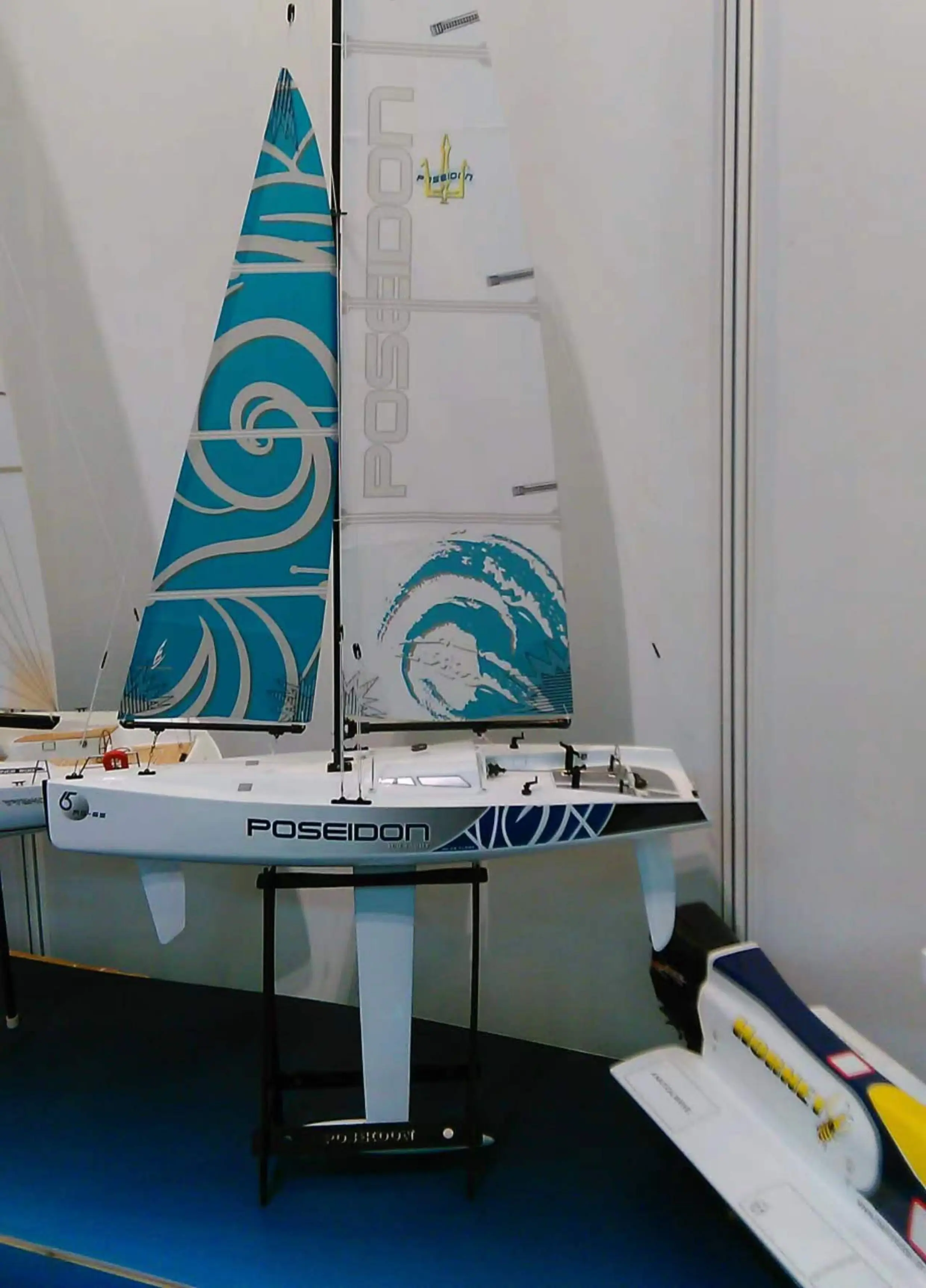 Remote-Controlled Sailboat Haishen 650 4-Channel Sailboat Model 2.4g Fiberglass Boat Rc Racing Sailboat Kid's Outdoor Toy Gift 3