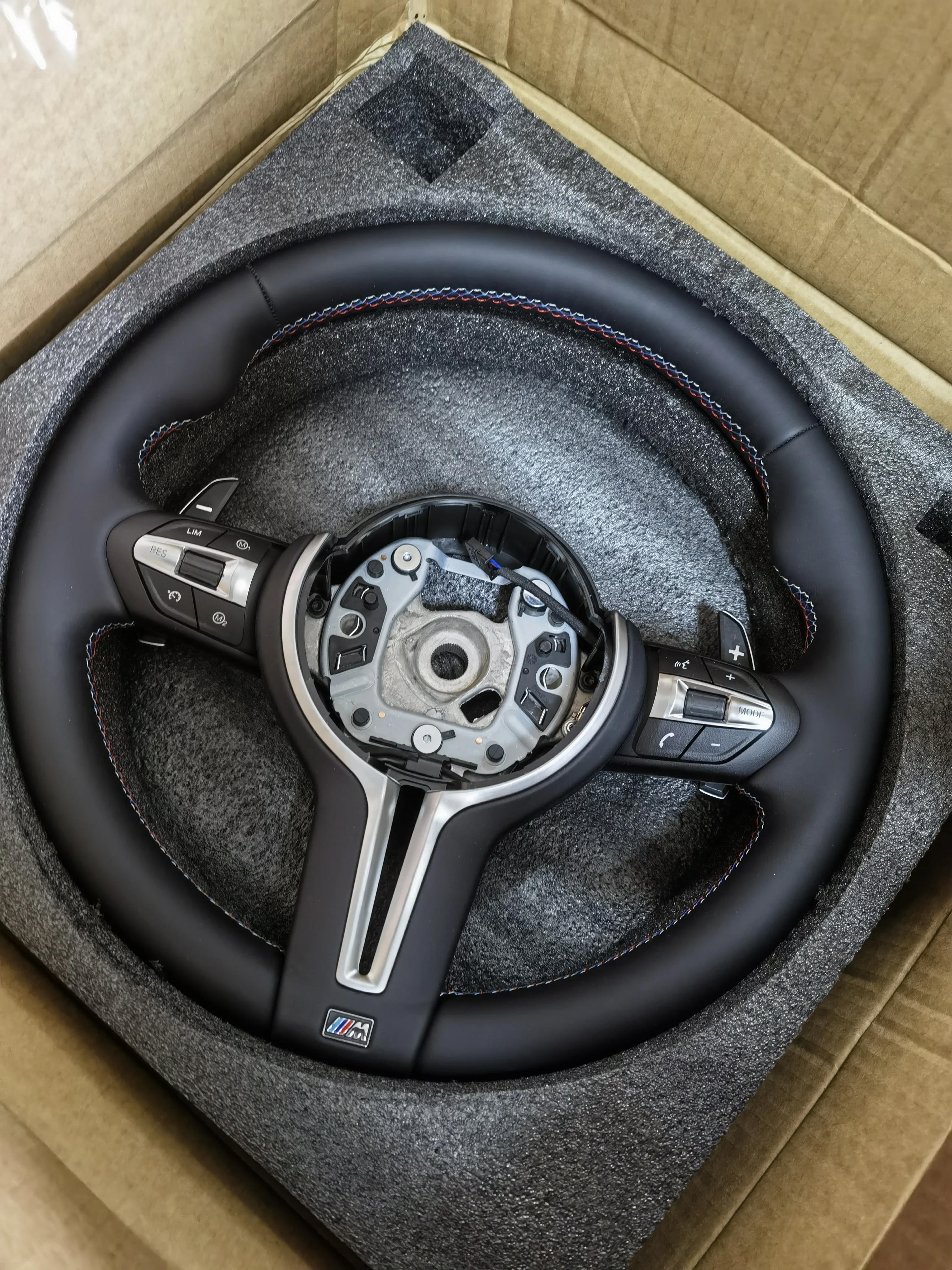 BMW F30 F32 F80 F82 F22 F44 F35 F15 X2 X3 X4 X5 X6 실내 개조용 커스텀 스포츠 그립 가죽 스티어링 휠 (맞춤 제작 가능)