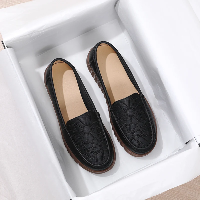 2023 New Leather Women's Flat Shoes Women's Casual Comfort Versatile Sports Shoes Embroidery Shoes Outdoor Walking Shoes
