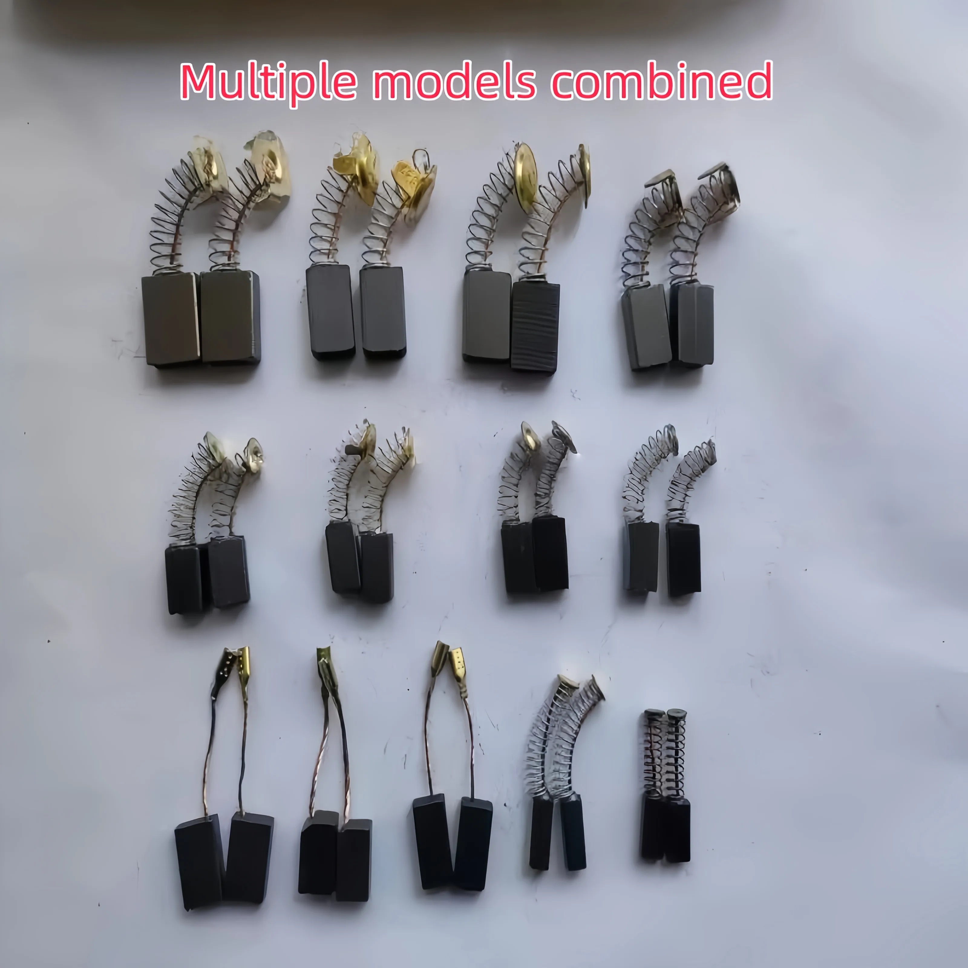 Lot de 50 masques réutilisables en tissu noir disposés en éventail sur une surface