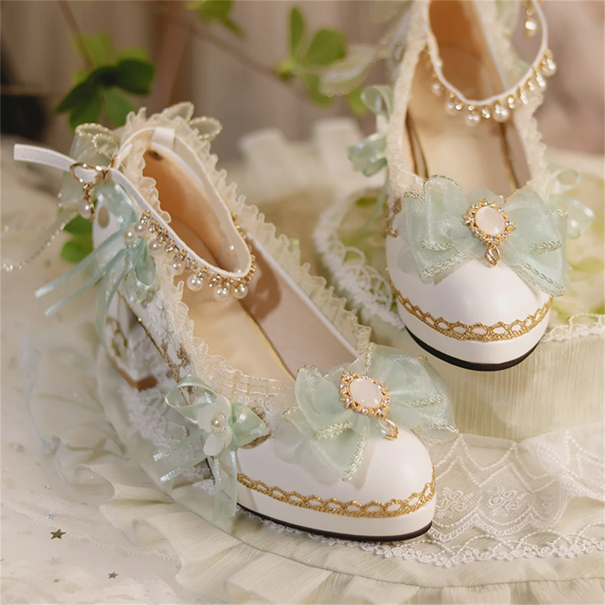 

French Vintage Lolita Girls Shoes Elegant Tea Party Palaca Ribbon Bowknot Pearls Gems Lace Pointed Sandals 5-6cm High Heeled