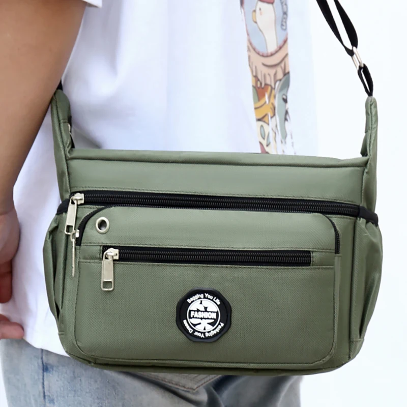 حقيبة كتف عصرية ذات سعة كبيرة مع جيوب متعددة، ومجم...