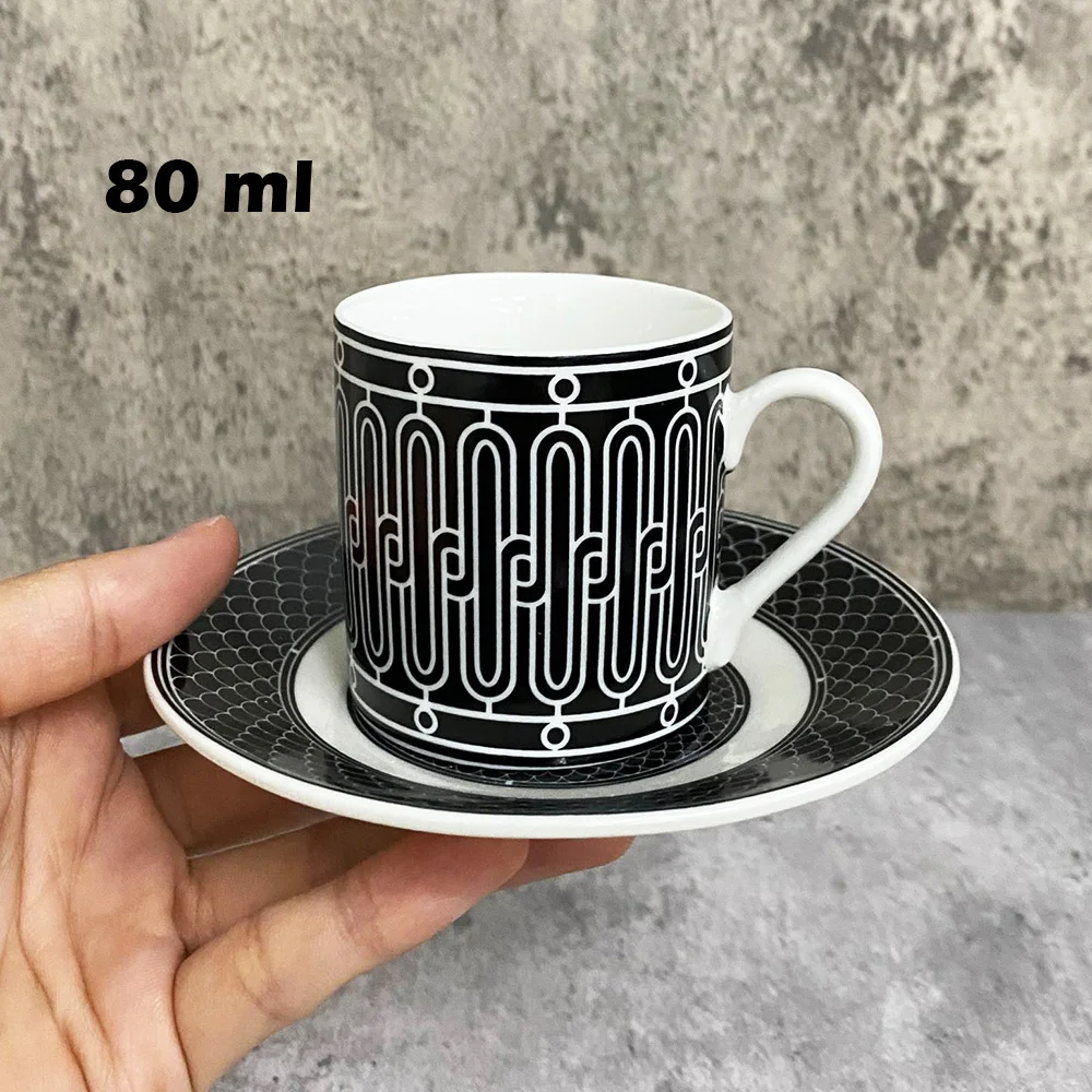 Ensemble de pots en céramique blanche avec couvercles et plateau en bois pour le café, le sucre et le thé