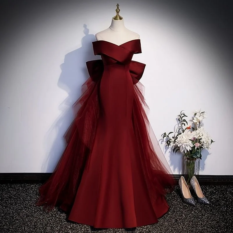 

Wine Red Fishtail Evening Dress, Female Bel Canto Solo Vocal Art Exam, Toasting Annual Meeting Host, One Shoulder Light Wedding