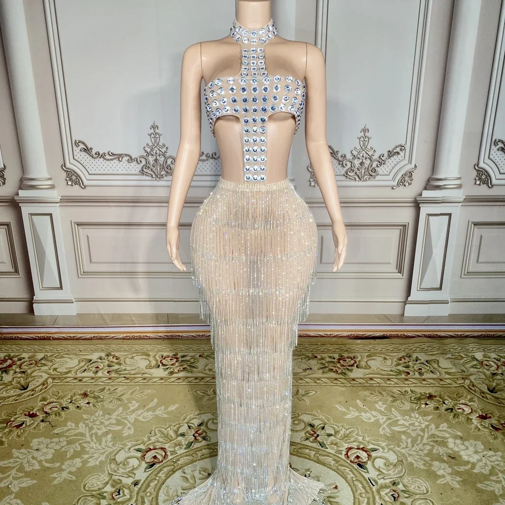 

Длинное платье с открытой спиной и кристаллами