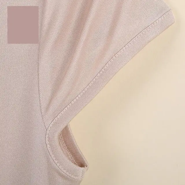 실크의 매력적인 매력에 빠져들고 여성미를 강조하는 여성용 짧은 V-넥 라인 솔리드 러플 티셔츠