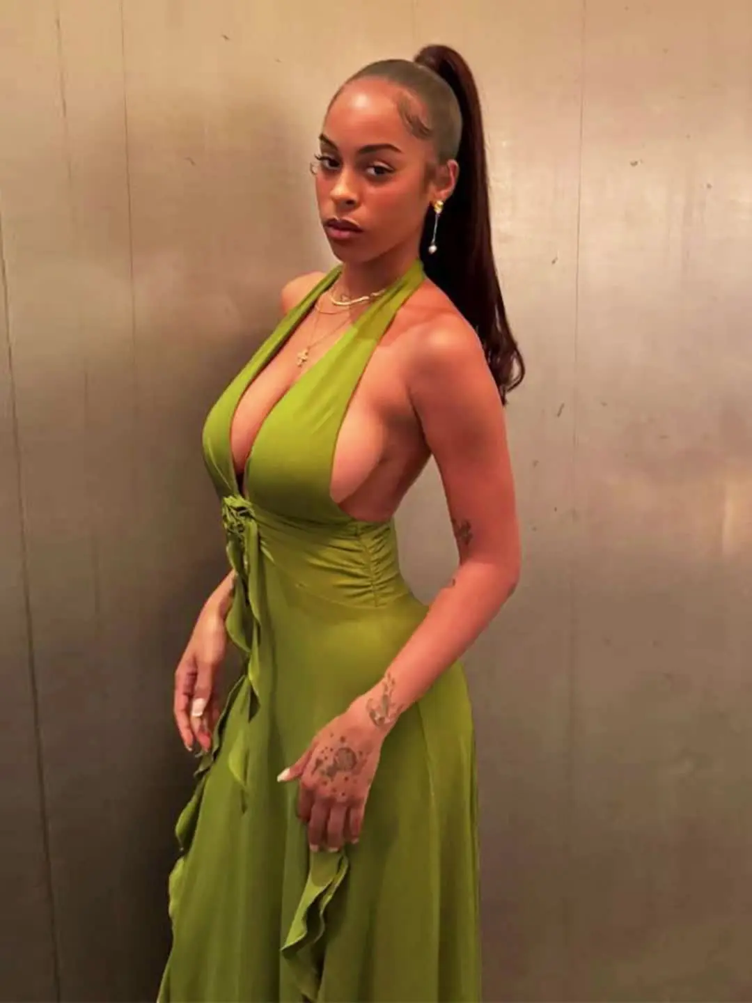 Лето 2024 сексуальное вечернее платье с открытой спиной и рюшами v-образным вырезом