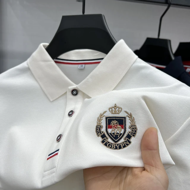 Polo d'été à manches courtes pour hommes, marque de luxe, motif brodé à revers, tendance coréenne, vêtements exquis pour hommes, 2025 1