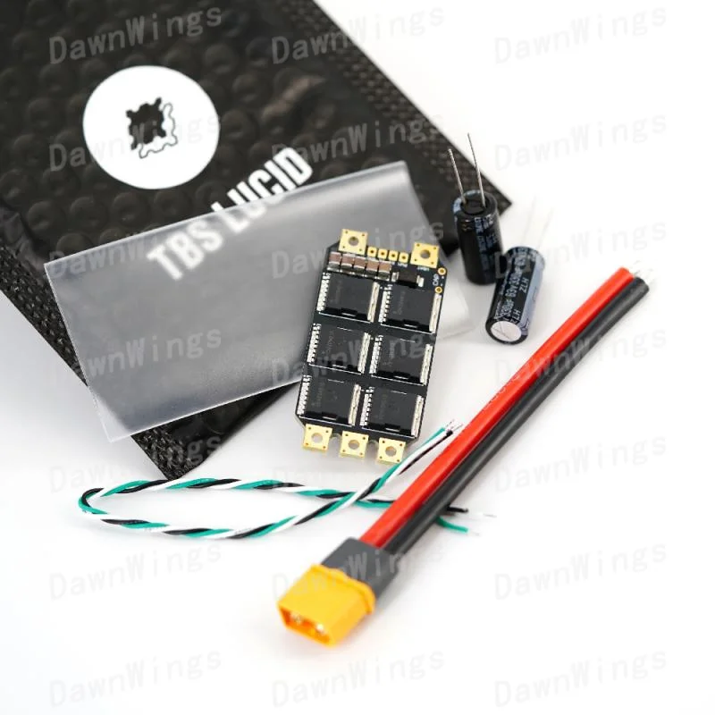 ESC TBS Lucid 12S 90A installé sur un châssis de cinelifter, avec hélices en arrière-plan