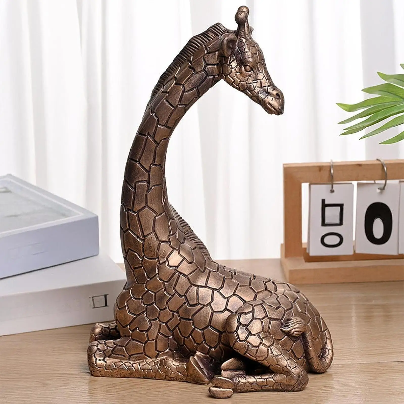 Decorative Giraffe Statue Animal Resin Figurine Sculpture Modern Ornament for Office Shelf Cabinet Housewarming Gift