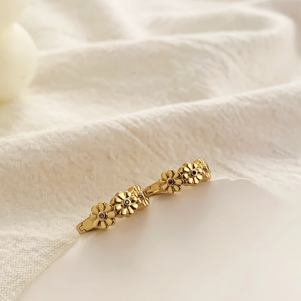 Simple Daisy Flower Round Circle Huggie Earrings for Women Fashion Heart CZ Zirconia Small Hoop Earring Gold Color Metal Jewelry