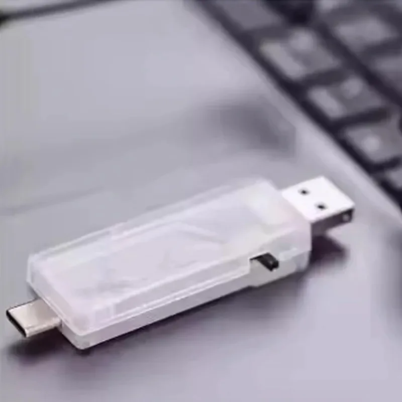 Dongle USB ELRS HGLRC C1 500mW 2.4GHz pour simulateur FPV, dans la main avec antenne pliée