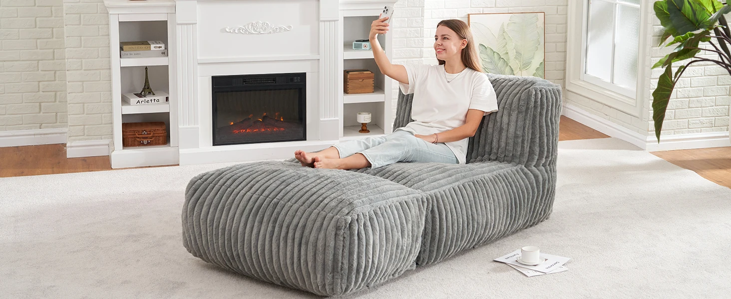 It‘s a great choice for you to sit on the sofa to selfie