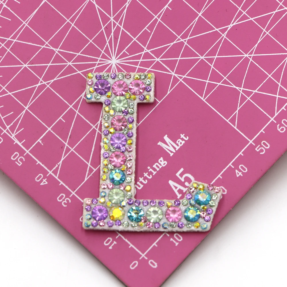 Neue 1 Stück A-Z Aufbügelbare Bunte Strass-Buchstaben-Patches für Kleidung Stickerei-Applikationen Kleidungsetiketten DIY-Zubehör – Detail 12