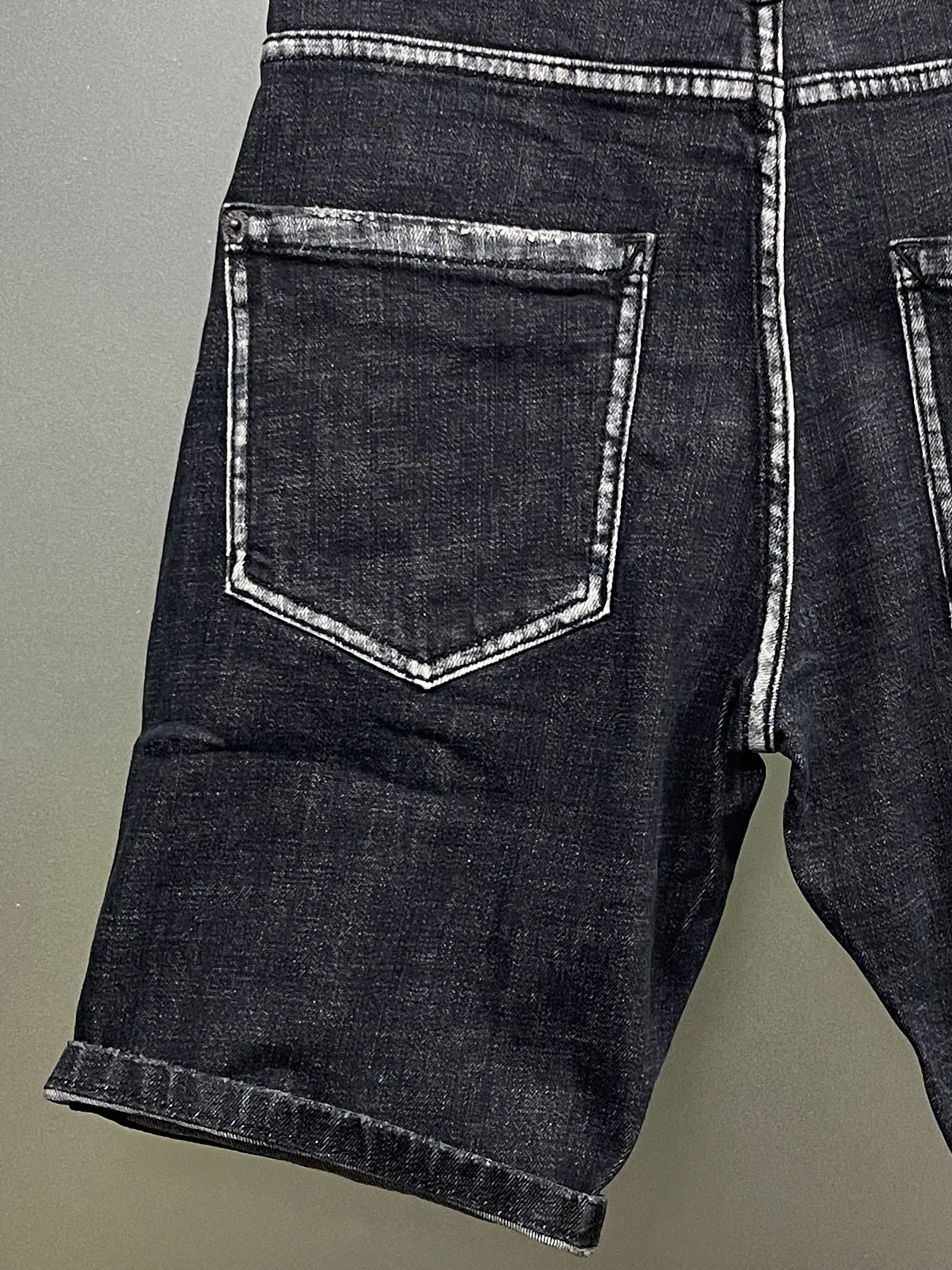 2024 Spring/Summer New D2 Jeans Trendy Men's Washed Worn Hole Patches Painted Slim Fit White Denim Shorts Men's