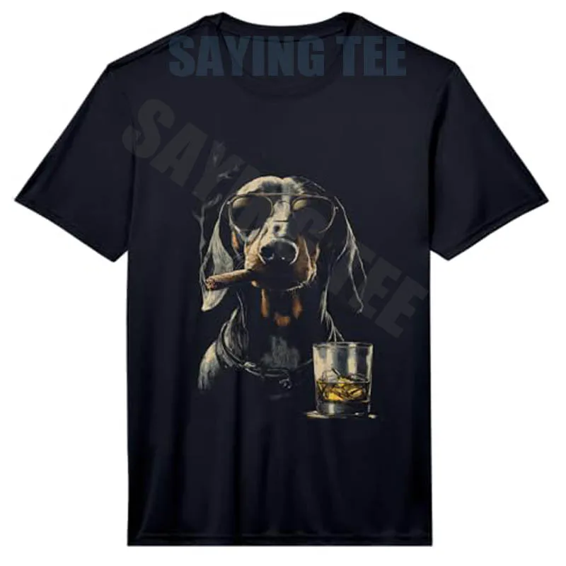 Herren-T-Shirt mit lustigem Dackel-Motiv: Rauchender Dackel mit Zigarre und Whisky – Y2K-Design für Hundeliebhaber und Raucher – Herrenbekleidung