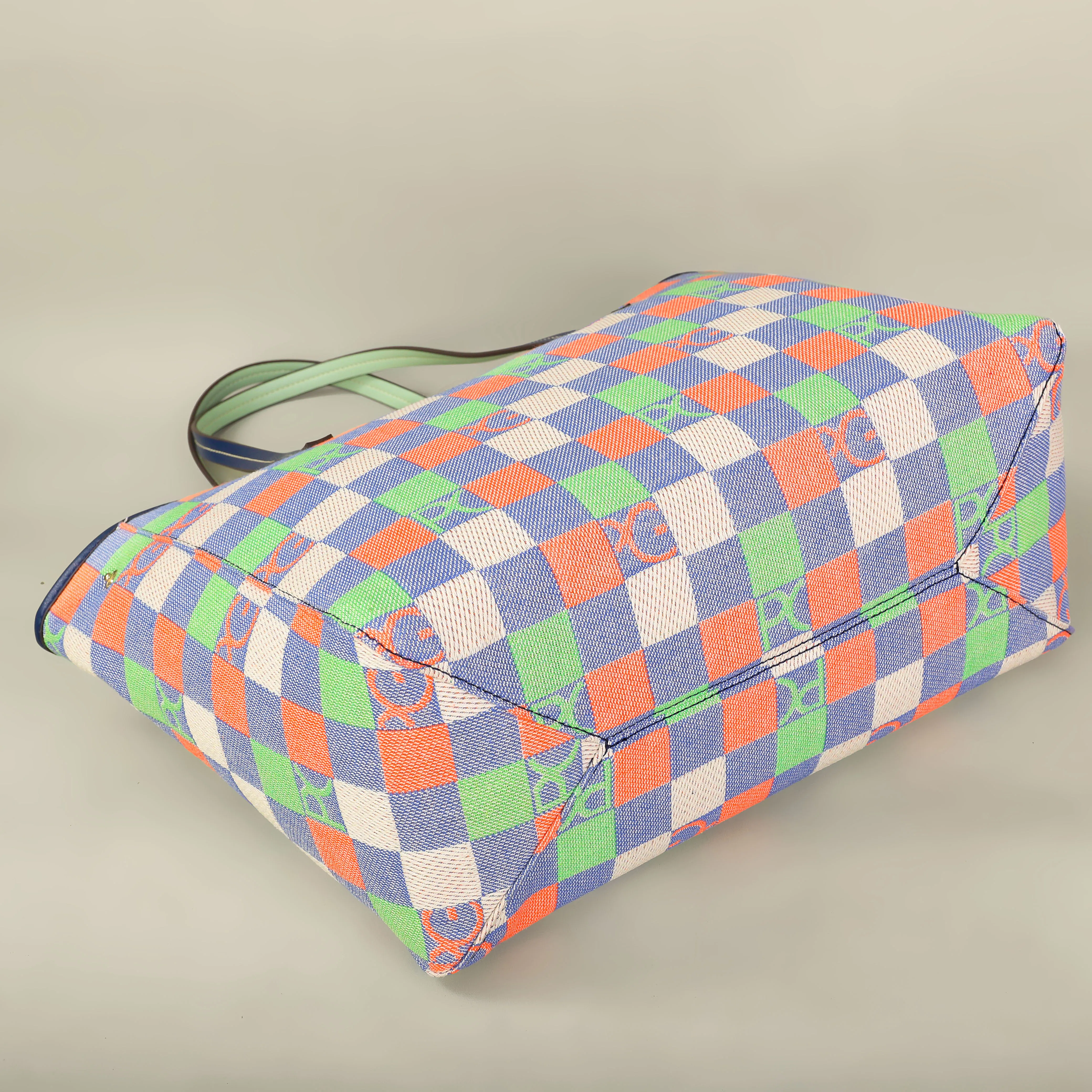 Fashionable tote bag for business use