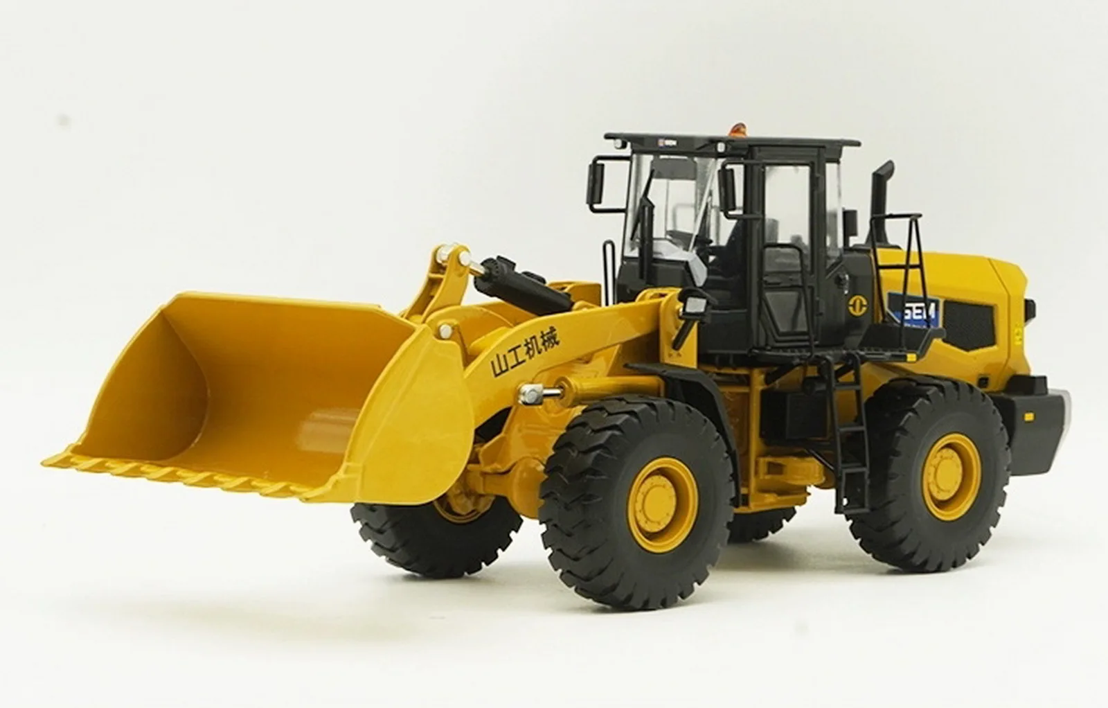 

1/35 Scale SG SEM668F Wheel Loader DieCast Model Collection Toy Gift