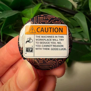 Spilla Decorativa Divertente con Avvertenza per Amanti dei Robot - Badge Artistico Objectum - Regalo Unico e Originale per i Fan dei Robot - Spilla da Collezione
