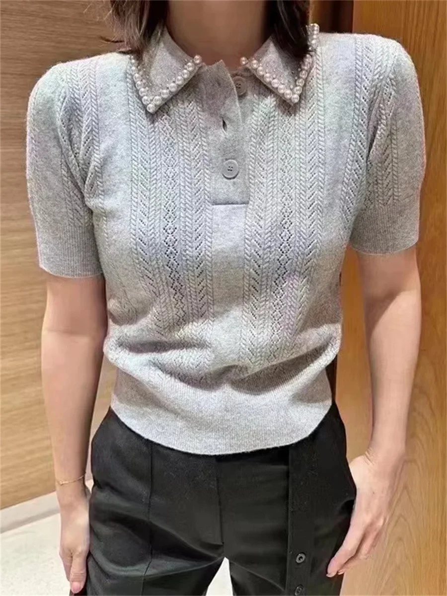 

Женский серый свитер с пуговицами спереди и жемчужной отделкой, повседневный пуловер с отложным воротником и коротким рукавом, лето 2024