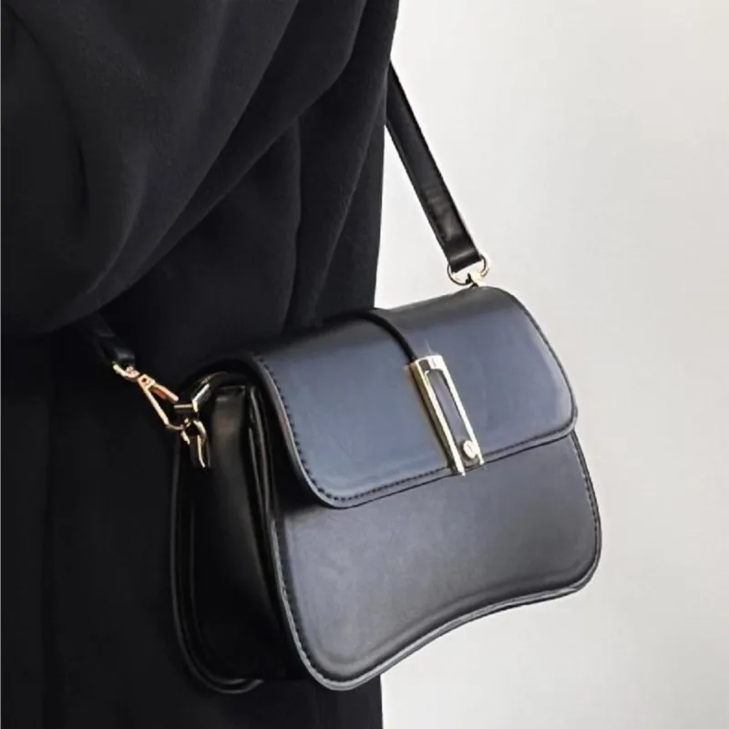 Retro Chain Black Handbag Women Leather Large Capacity Shoulder Bags Ladies Fashion High End Minimalist Commuter Crossbody Bag