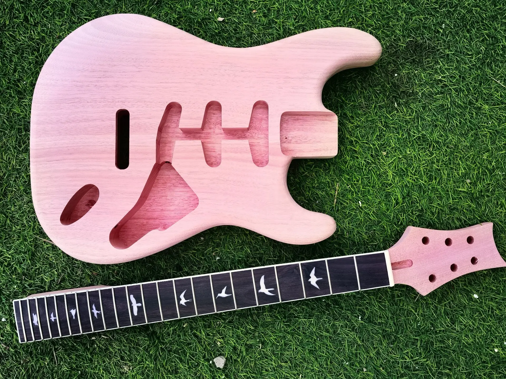 

reverse desing guitar neck head mahogany guitar body SSS 22 FRET 25.5INCH