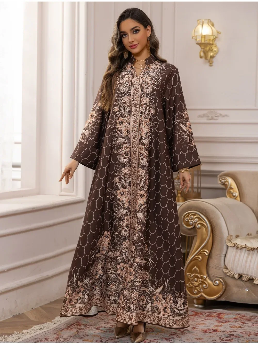 جلابية طويلة بنقوش فاخرة وتفاصيل مطرزة