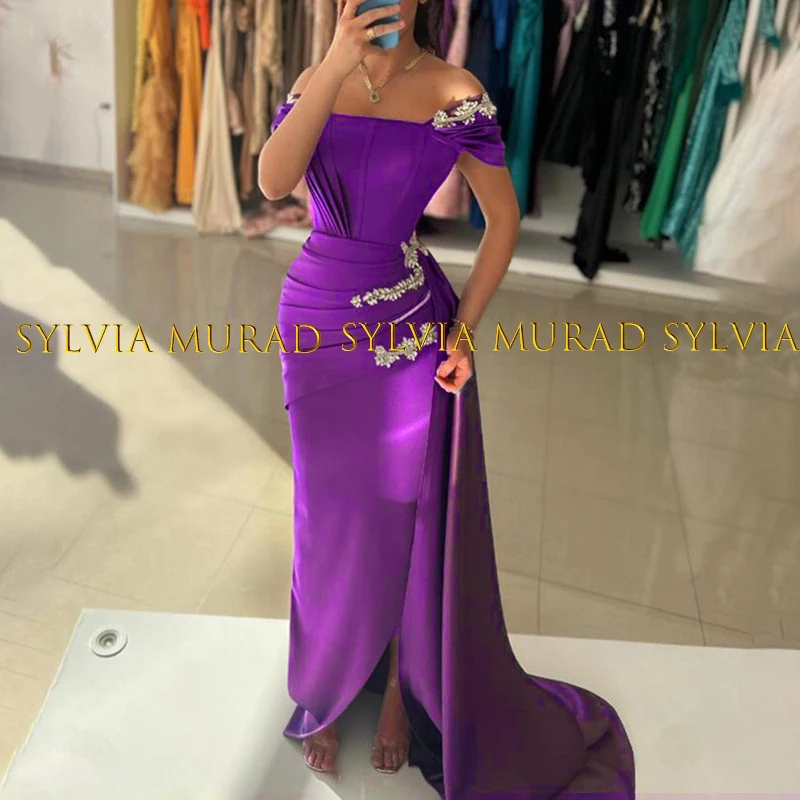 

Женское атласное платье с открытыми плечами, длиной до щиколотки и разрезом сбоку