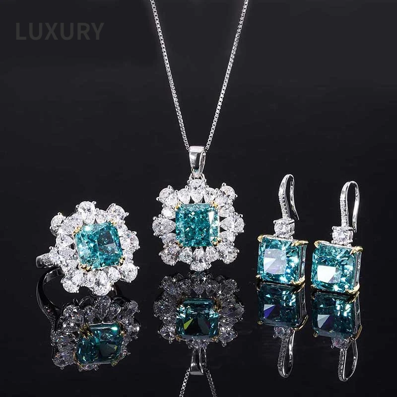 

Комплект из колье, серёг и кольца, из серебра 925 пробы, 10 х10 мм