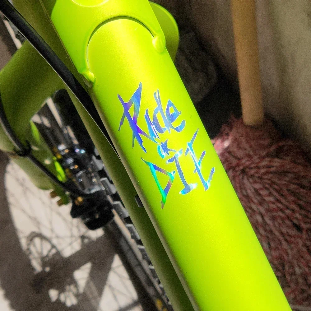 Ride or Die sticker gepositioneerd langs de topbuis van een fiets