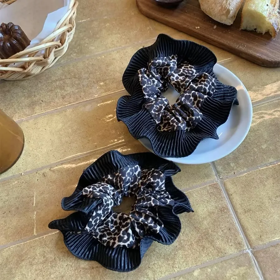 Cravatta elastica per capelli con volant con stampa leopardata, un accessorio per capelli da donna alla moda in stile retrò. - immagine 4
