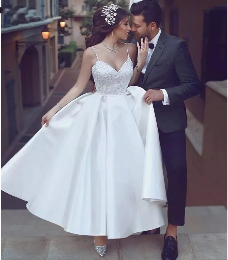 Nový satén čaj délka krátký svatební šaty 2021 špagety popruhy backless laciný nášivky krajka svatební gowns nevěsta šaty