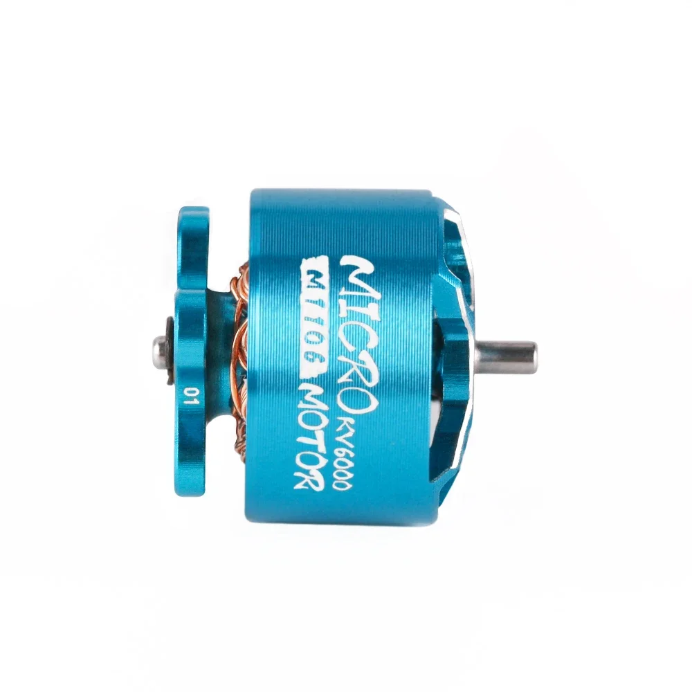 Deux moteurs brushless T-MOTOR M1106 côte à côte, illustrant leur taille compacte pour freestyle.