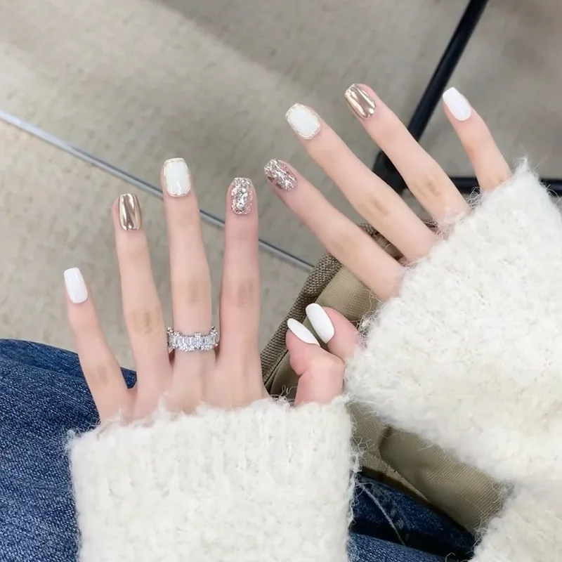 24Pcs Short Shine Metal White False Nail Patch Powder Blusher White Flower False Nail Patch For Women
