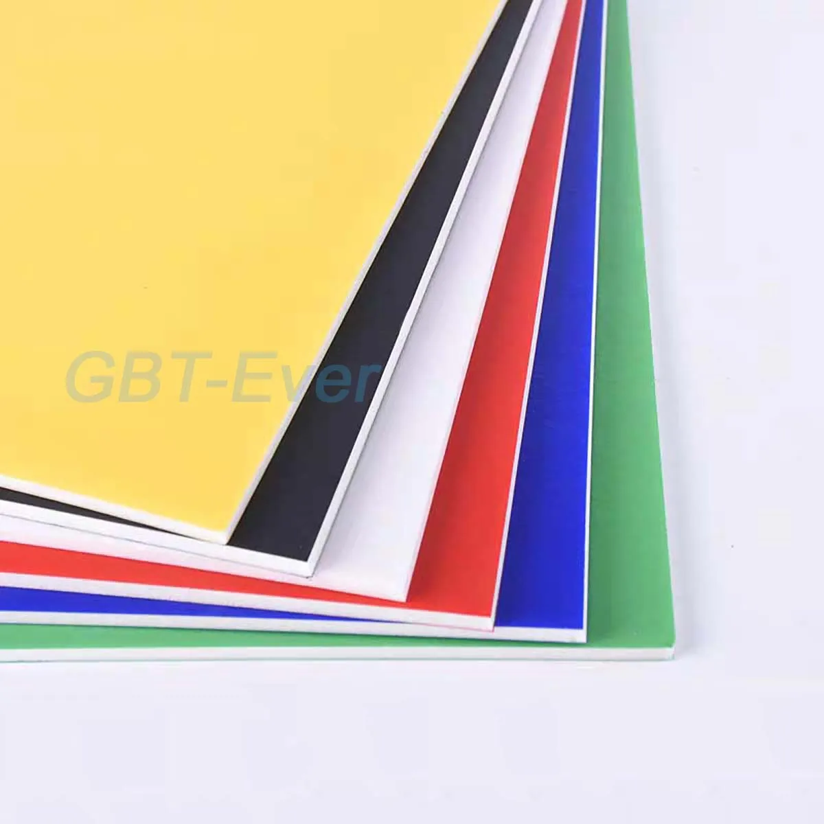 Feuilles de mousse EPP 200x300x5mm pour planeur RC, empilées par couleur.