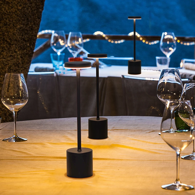 مصباح طاولة LED معدني قابل للشحن