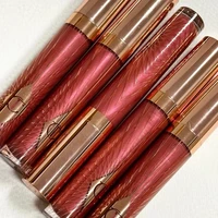 Fond de teint Charlotte Tilbury avec acide hyaluronique, couvrance moyenne, effet rosé, gloss à lèvres infusé au collagène, effet repulpant et brillant, maquillage avec boîte 3