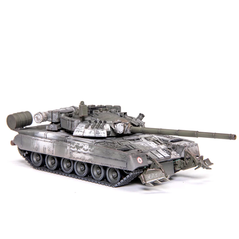 AS 1: 72 Russian T80U main battle tank model (snow painted) with a