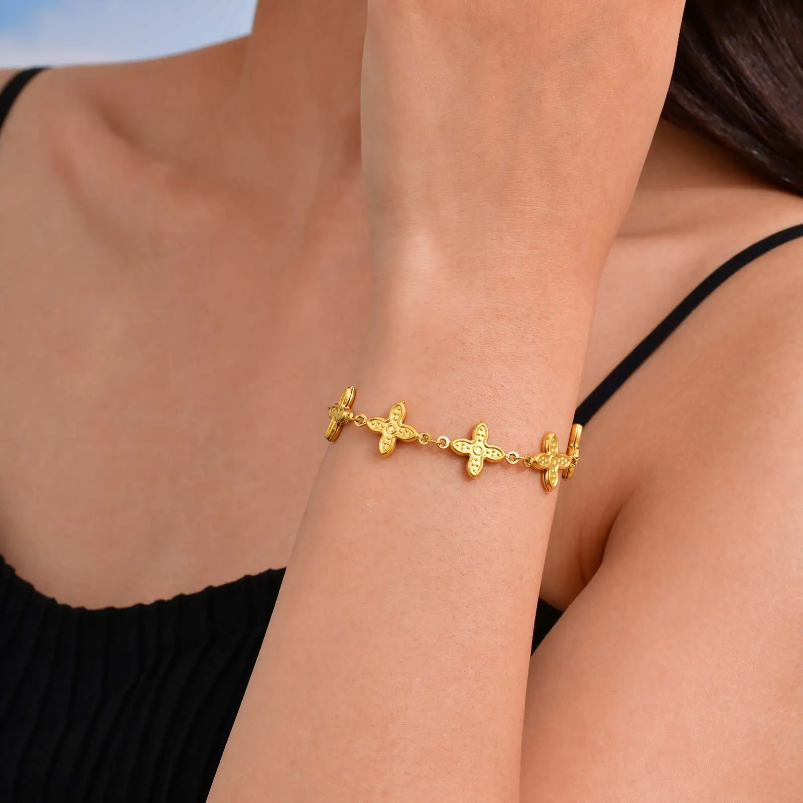 Edelstahl-Armband mit Stern-Schmetterlings- und Rosenblüten-Motiv für Damen, hochwertiges vergoldetes Charm-Armband, luxuriöser wasserfester Schmuck – Detail 5