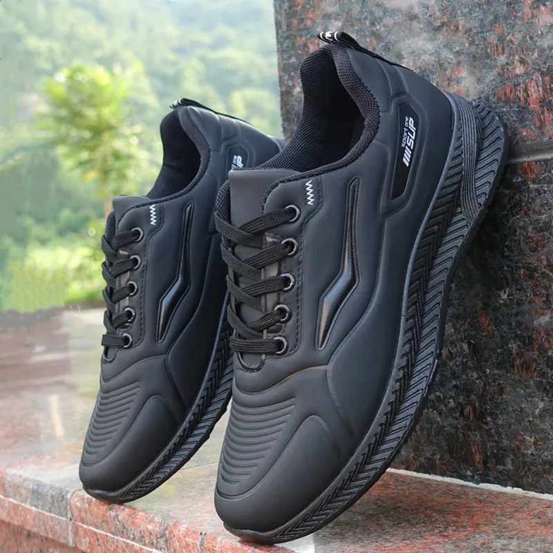 Sepatu kets kulit untuk pria, sepatu Sneakers olahraga kasual warna hitam tahan air, sepatu kerja modis untuk pria