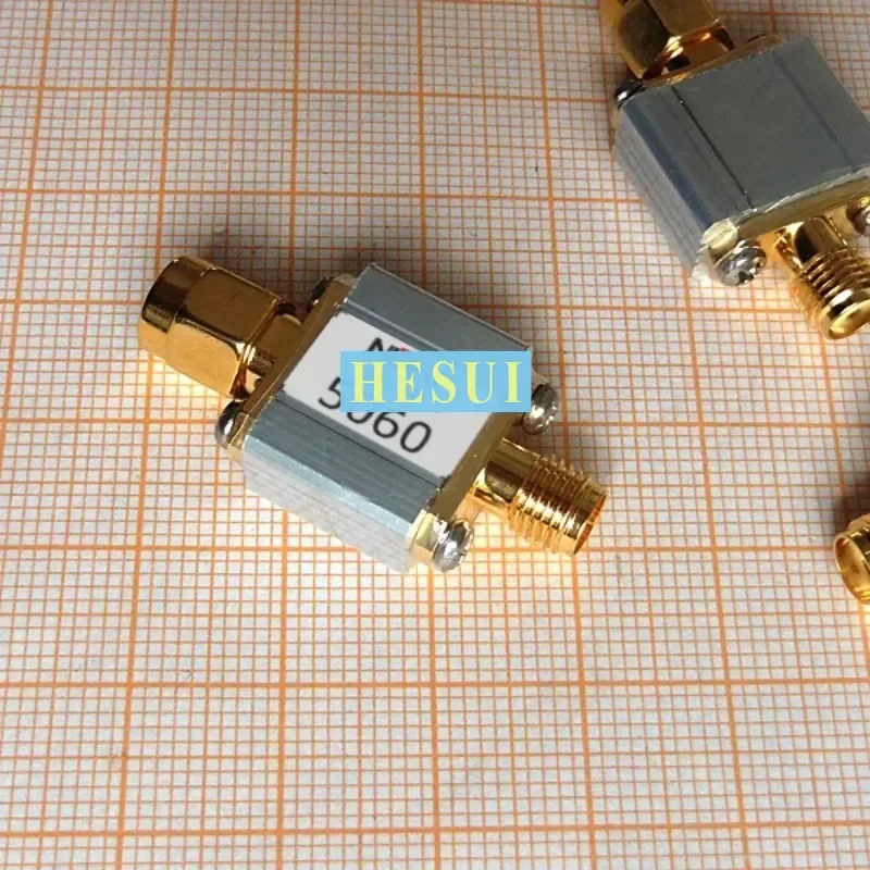 Détail des connecteurs SMA du filtre passe-bande 5.8GHz 5500MHz pour transmission d'images FPV.