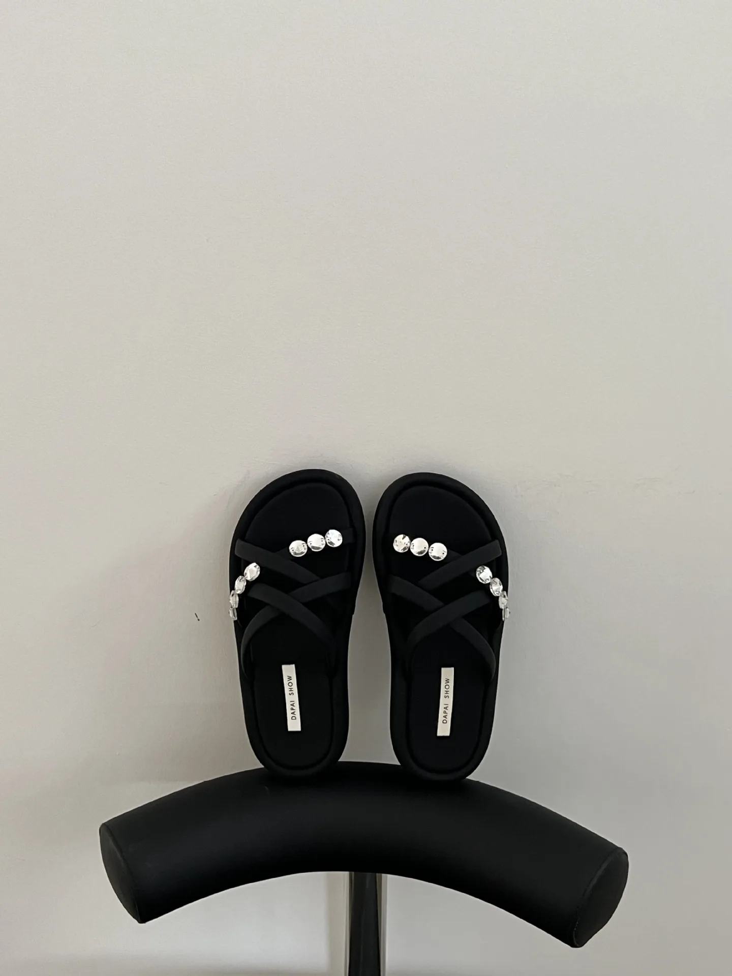 Exposed Toe Stepping Feces Feeling Thick Sole Slippers Women Beach Flat Bottomed Sandals